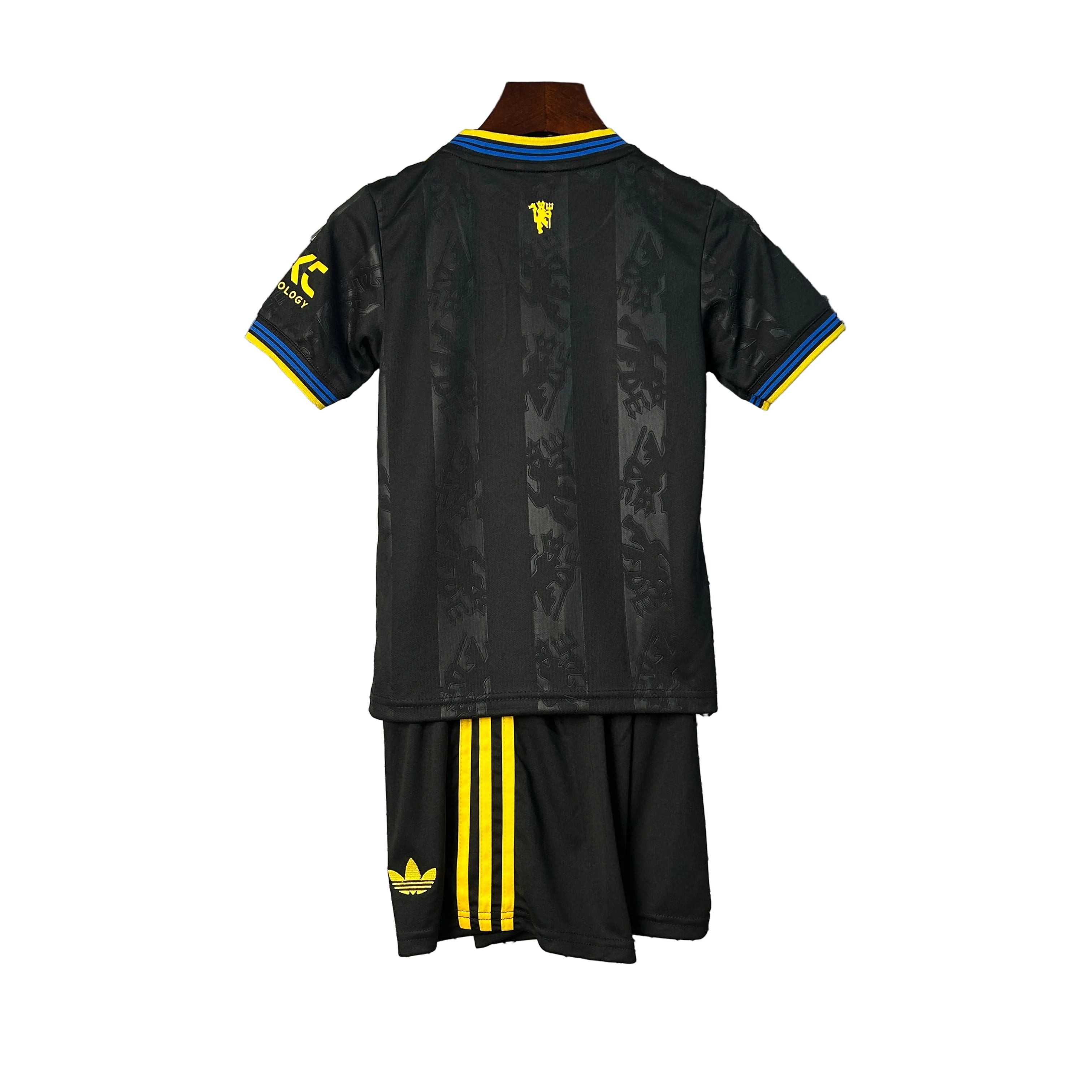 KIT INFANTIL DO MANCHESTER UNITED 25/26 PRETO